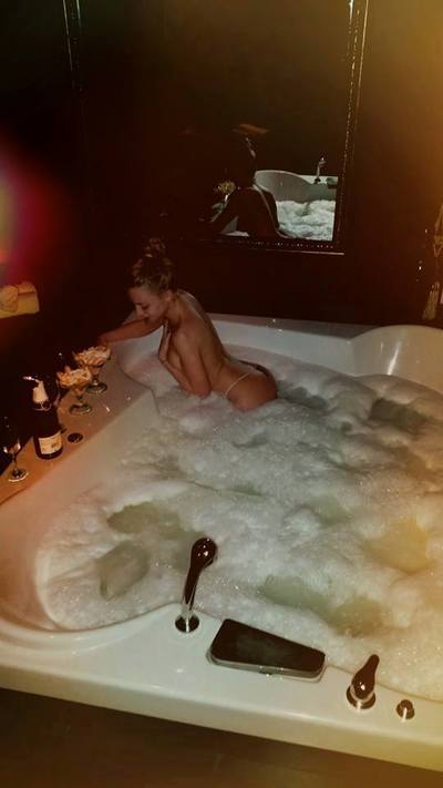 Evelynn from Ontario is looking for adult webcam chat